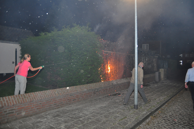 Bewoners zien meters hoge vlammen in hun tuin aan de Burg. van Heystlaan Waalwijk