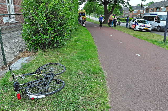 Snorfietser en fietser botsen tegen elkaar op het Halve Zolenpad Waalwijk
