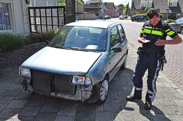 Vrouw gaat café binnen na aanrijding aan de Grotestraat Waalwijk