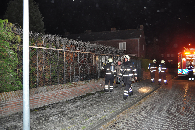 Bewoners zien meters hoge vlammen in hun tuin aan de Burg. van Heystlaan Waalwijk