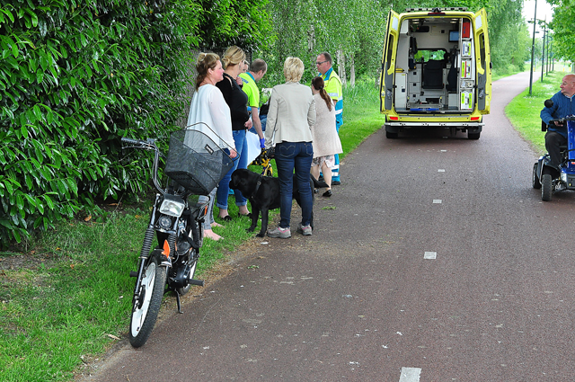 Snorfietser en fietser botsen tegen elkaar op het Halve Zolenpad Waalwijk