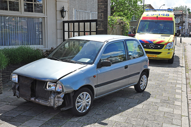 Vrouw gaat café binnen na aanrijding aan de Grotestraat Waalwijk
