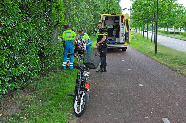 Snorfietser en fietser botsen tegen elkaar op het Halve Zolenpad Waalwijk