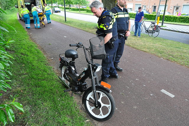 Snorfietser en fietser botsen tegen elkaar op het Halve Zolenpad Waalwijk