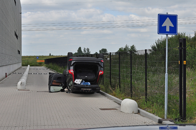 UPDATE: Auto op zijn kop aan de Van Hilststraat Waalwijk