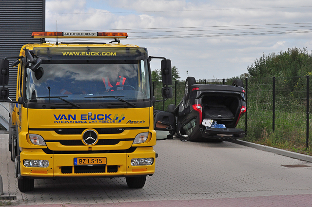 UPDATE: Auto op zijn kop aan de Van Hilststraat Waalwijk
