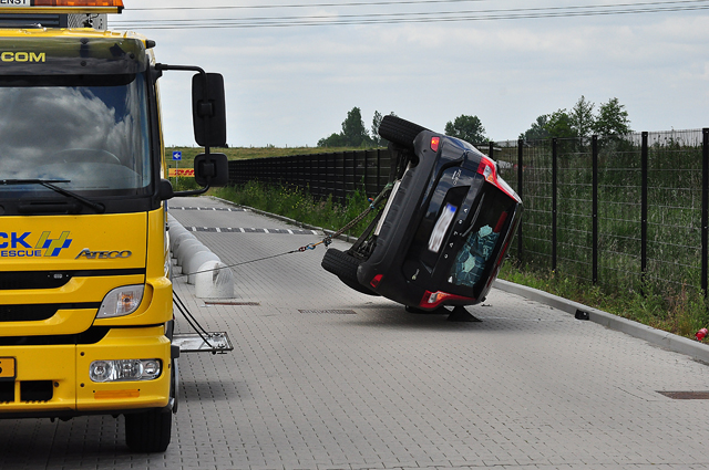 UPDATE: Auto op zijn kop aan de Van Hilststraat Waalwijk