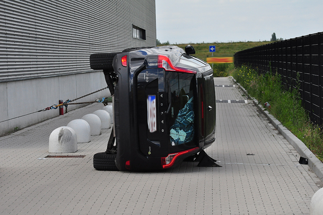 UPDATE: Auto op zijn kop aan de Van Hilststraat Waalwijk