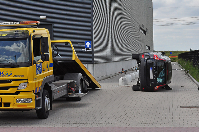 UPDATE: Auto op zijn kop aan de Van Hilststraat Waalwijk