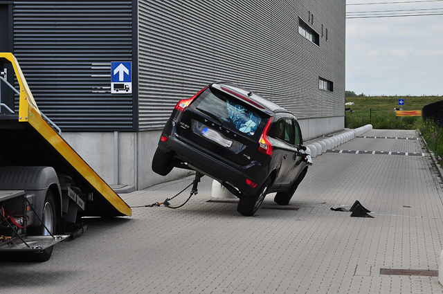 UPDATE: Auto op zijn kop aan de Van Hilststraat Waalwijk