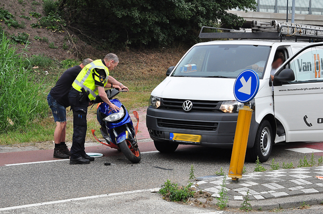 Automobilist botst tegen snorscooter aan de Cartografenweg Waalwijk