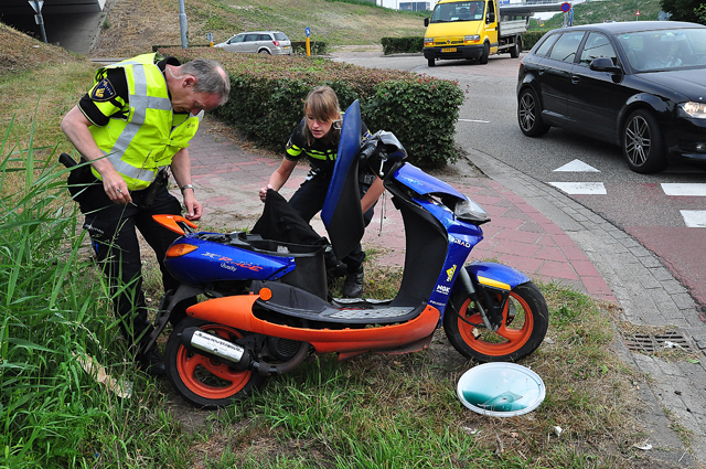 Automobilist botst tegen snorscooter aan de Cartografenweg Waalwijk
