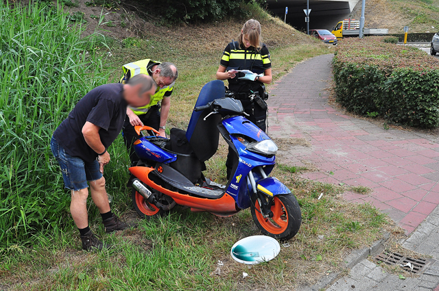 Automobilist botst tegen snorscooter aan de Cartografenweg Waalwijk