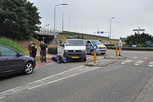 Automobilist botst tegen snorscooter aan de Cartografenweg Waalwijk
