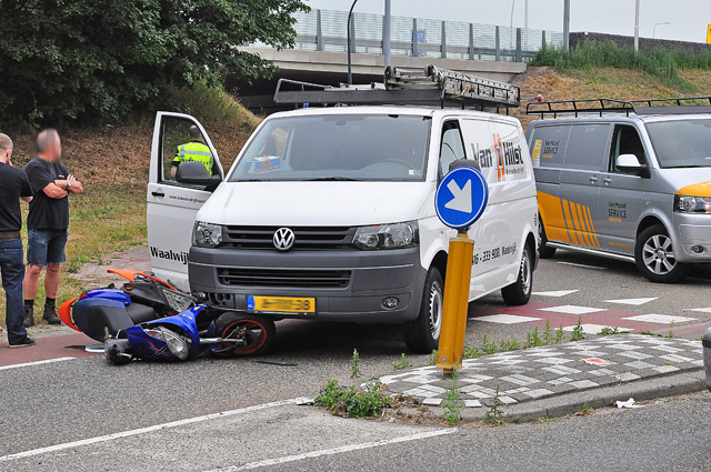 Automobilist botst tegen snorscooter aan de Cartografenweg Waalwijk