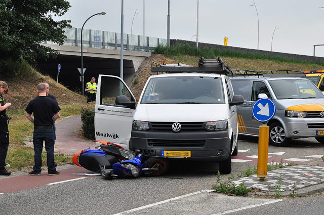 Automobilist botst tegen snorscooter aan de Cartografenweg Waalwijk