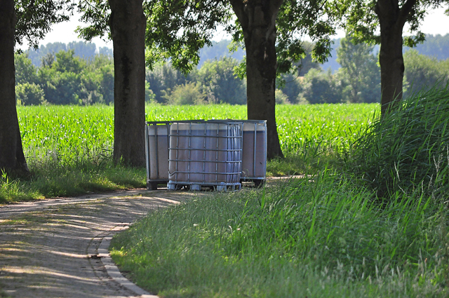 UPDATE: 1000 liter vaten gevonden aan de Oude Maasweg Waalwijk