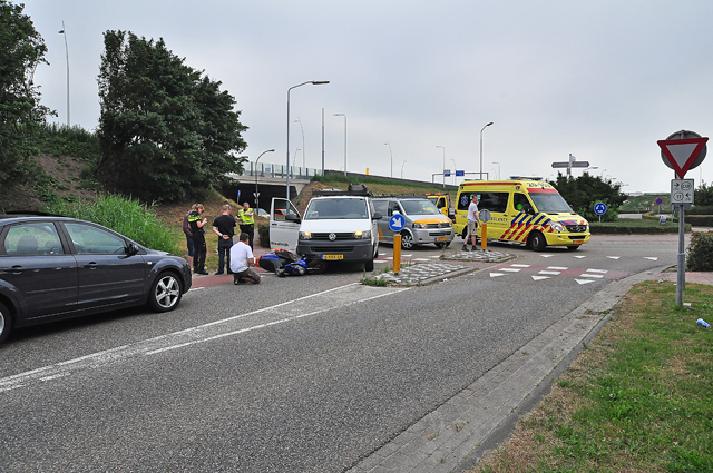 Automobilist botst tegen snorscooter aan de Cartografenweg Waalwijk