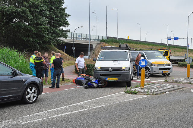 Automobilist botst tegen snorscooter aan de Cartografenweg Waalwijk