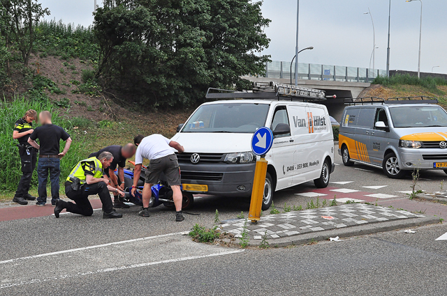 Automobilist botst tegen snorscooter aan de Cartografenweg Waalwijk