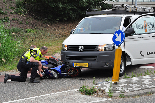 Automobilist botst tegen snorscooter aan de Cartografenweg Waalwijk