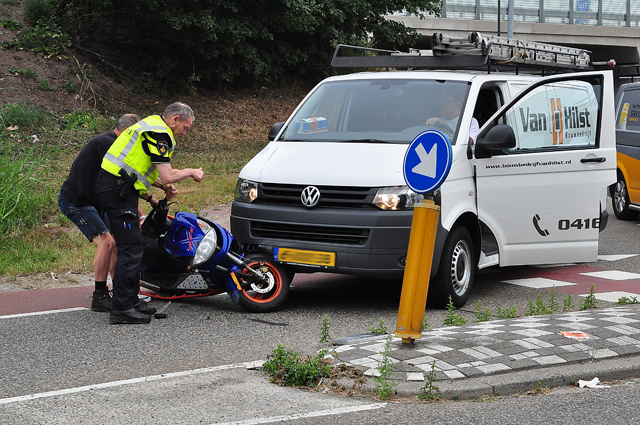 Automobilist botst tegen snorscooter aan de Cartografenweg Waalwijk