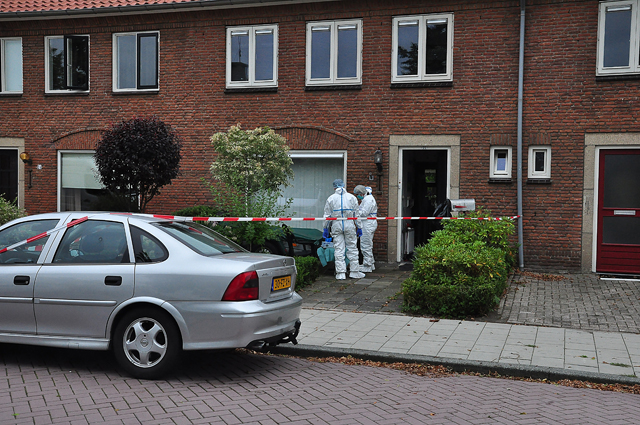 Recherche doet onderzoek in woning aan de Guido Gezellestraat Waalwijk