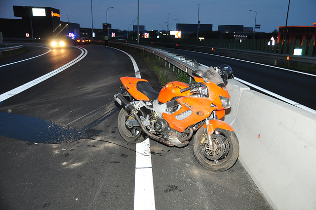 Motorrijder gaat hard onderuit door harde wind op de A59 (Maasroute) Waalwijk