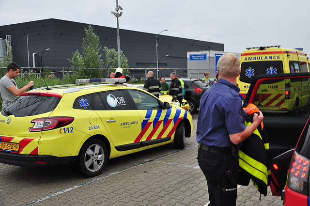 Vrouw onder stroom bij bedrijf aan de Van Hilststraat Waalwijk