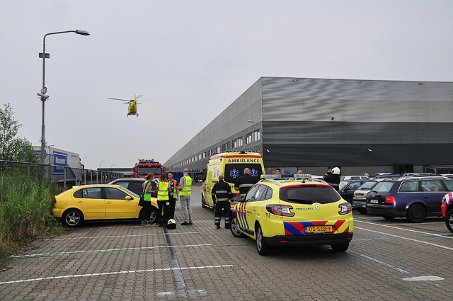 Vrouw onder stroom bij bedrijf aan de Van Hilststraat Waalwijk
