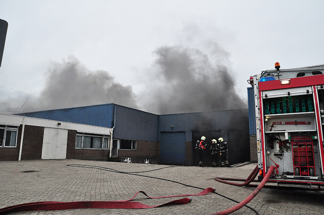 UPDATE: Grote brand in bedrijfshal aan Industrieweg Waalwijk