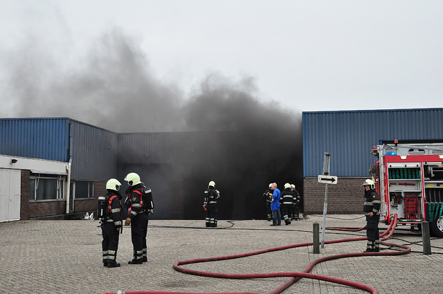 UPDATE: Grote brand in bedrijfshal aan Industrieweg Waalwijk