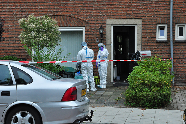 Recherche doet onderzoek in woning aan de Guido Gezellestraat Waalwijk