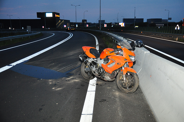 Motorrijder gaat hard onderuit door harde wind op de A59 (Maasroute) Waalwijk