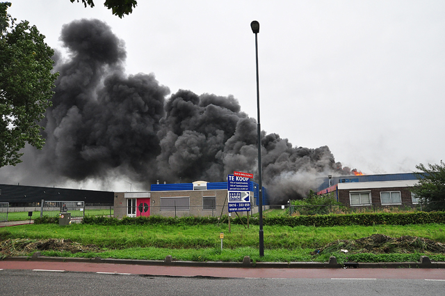 UPDATE: Grote brand in bedrijfshal aan Industrieweg Waalwijk