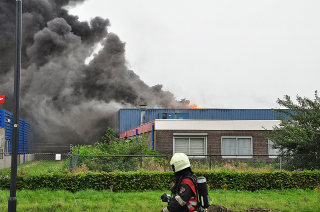 UPDATE: Grote brand in bedrijfshal aan Industrieweg Waalwijk