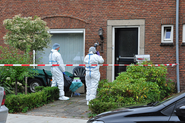Recherche doet onderzoek in woning aan de Guido Gezellestraat Waalwijk