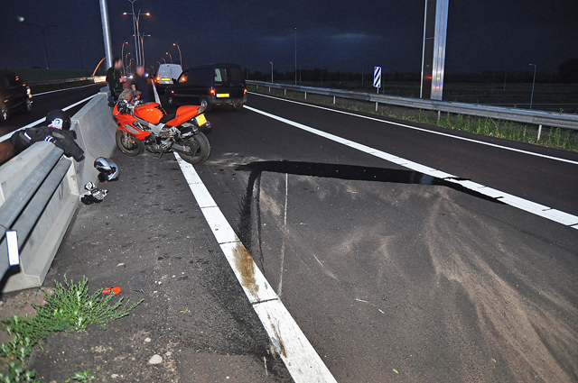 Motorrijder gaat hard onderuit door harde wind op de A59 (Maasroute) Waalwijk