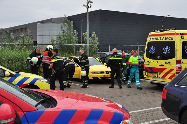 Vrouw onder stroom bij bedrijf aan de Van Hilststraat Waalwijk