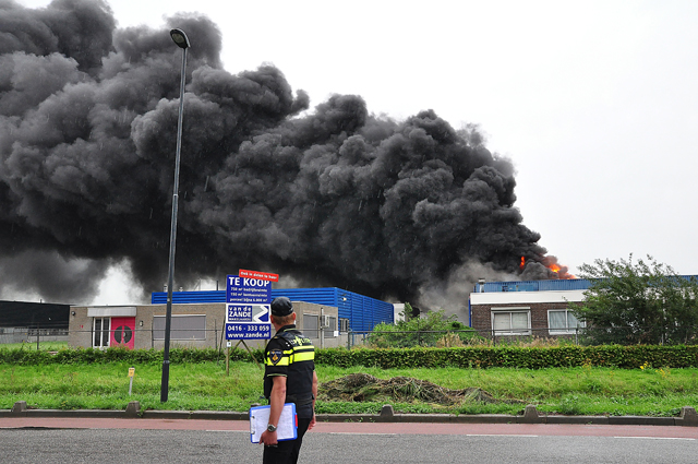 UPDATE: Grote brand in bedrijfshal aan Industrieweg Waalwijk