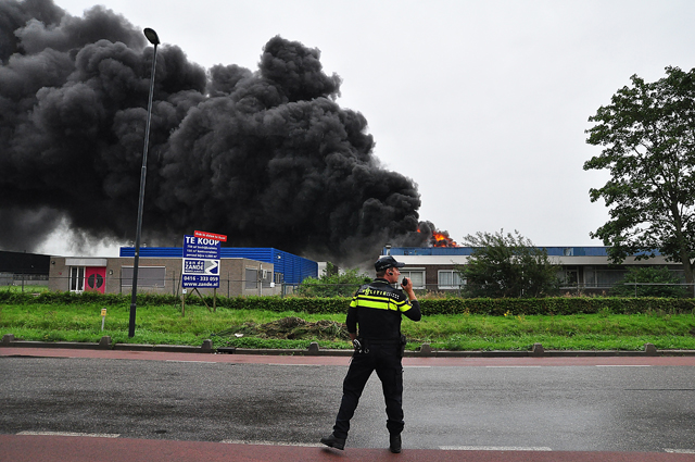 UPDATE: Grote brand in bedrijfshal aan Industrieweg Waalwijk