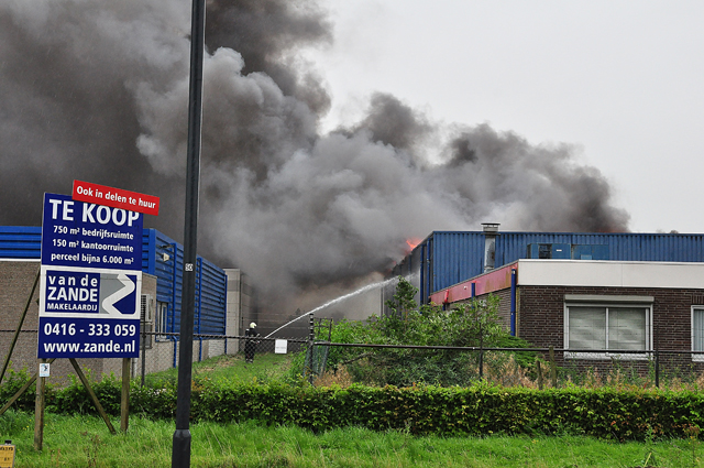 UPDATE: Grote brand in bedrijfshal aan Industrieweg Waalwijk