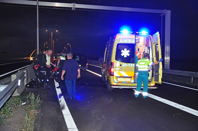 Motorrijder gaat hard onderuit door harde wind op de A59 (Maasroute) Waalwijk