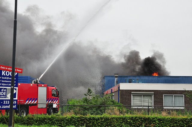UPDATE: Grote brand in bedrijfshal aan Industrieweg Waalwijk