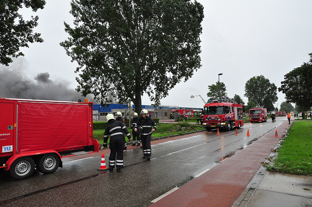 UPDATE: Grote brand in bedrijfshal aan Industrieweg Waalwijk