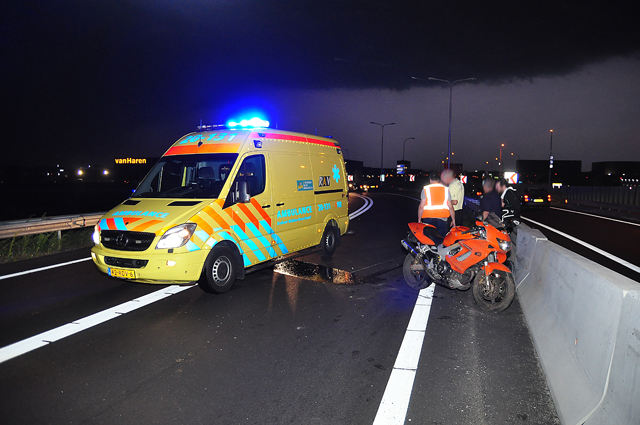 Motorrijder gaat hard onderuit door harde wind op de A59 (Maasroute) Waalwijk