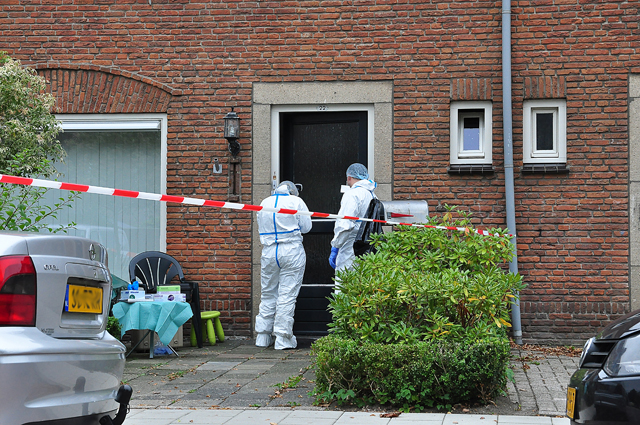 Recherche doet onderzoek in woning aan de Guido Gezellestraat Waalwijk
