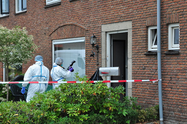 Recherche doet onderzoek in woning aan de Guido Gezellestraat Waalwijk