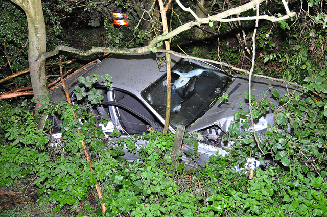 Auto crasht aan de Drunenseweg Waalwijk