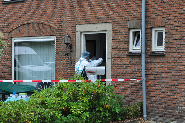 Recherche doet onderzoek in woning aan de Guido Gezellestraat Waalwijk